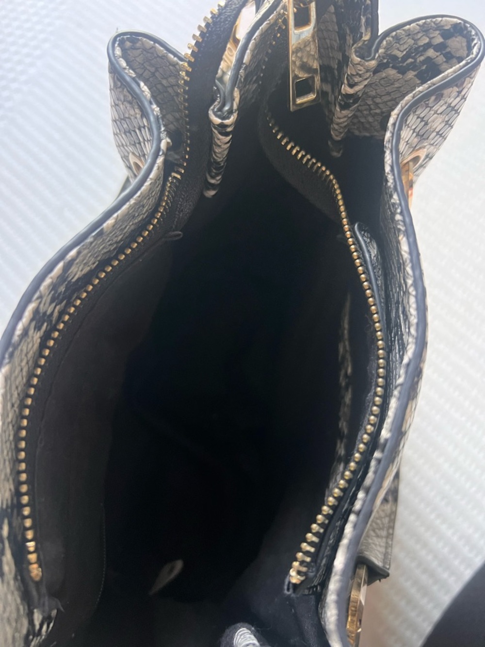 Snake-Print Handbag - Picture 6 of 7
